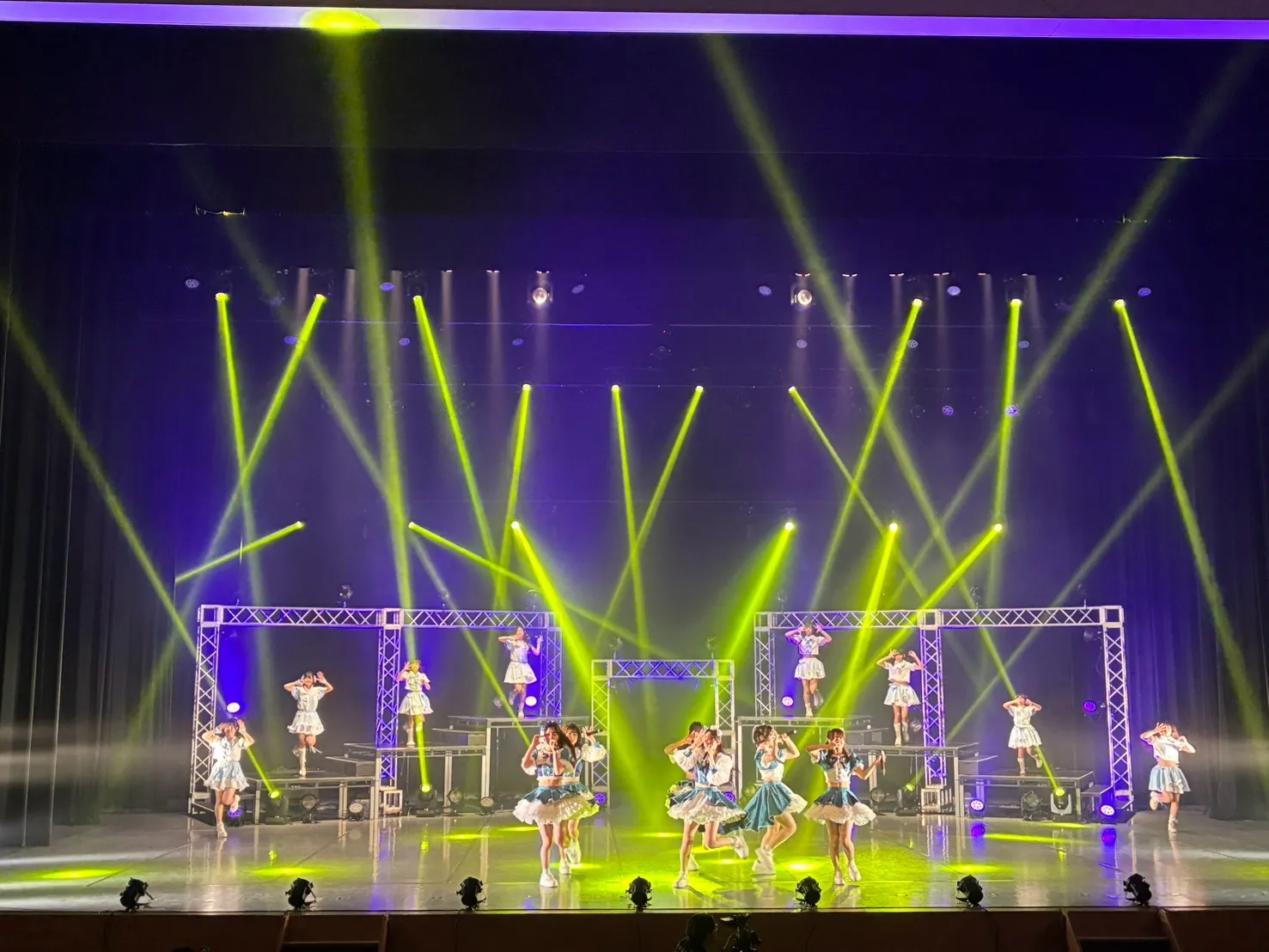 青と紫の照明によるライブステージ